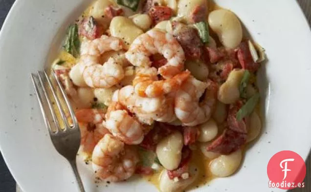 Frijoles cremosos de mantequilla con gambas fritas rápidas