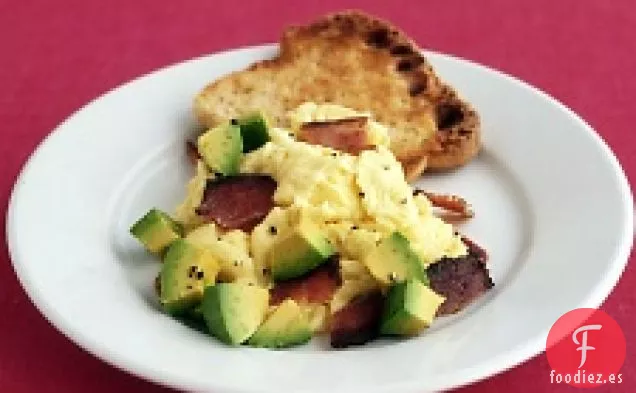Huevos Revueltos Con Tocino Y Aguacate