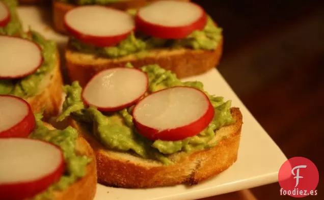 Crostini De Aguacate Y Rábano Rosado