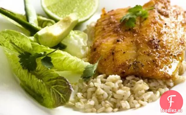 Pescado rojo con especias y ensalada verde