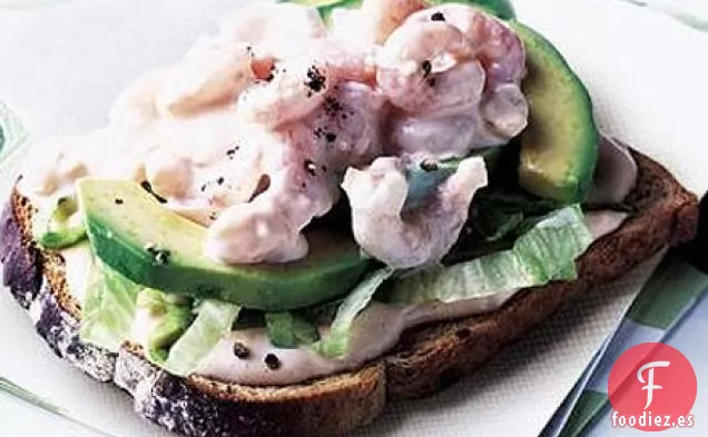 Cóctel de gambas sobre tostadas
