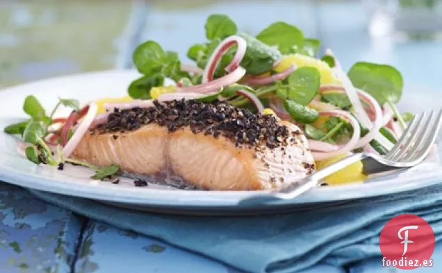 Salmón ligeramente ahumado con ensalada de naranja y ruibarbo