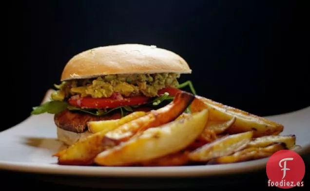 Hamburguesa de Champiñones Portobello Con Papas Fritas Caseras