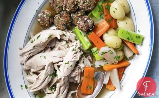 Poule au pot con bolas de relleno y crema de ajo