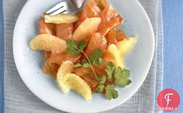 Ensalada de salmón ahumado con pomelo