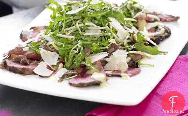 Ensalada de ternera y anchoas con aderezo de rúcula y César