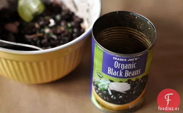 Frijoles Negros con aguacate y lima