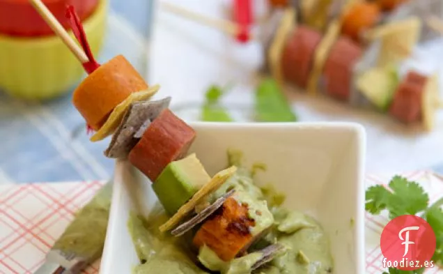 Pinchos De Perrito Caliente A La Parrilla Con Salsa Cremosa De Aguacate