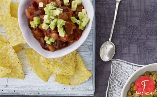 Dip caliente de frijoles mexicanos con chips de tortilla