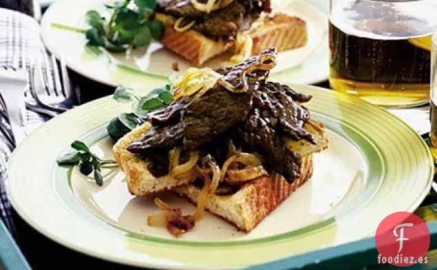 Bistec de minutos de papá con cebollas doradas