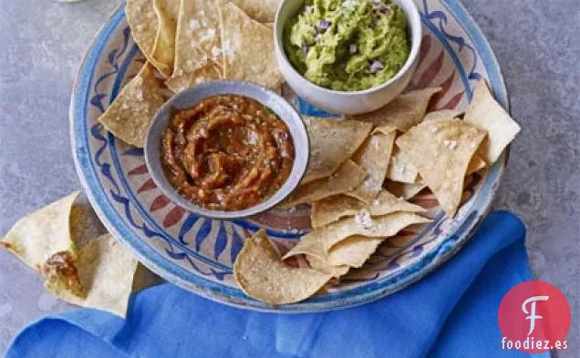 Chips de tortilla caseros con guacamole y salsa de tomate carbonizado