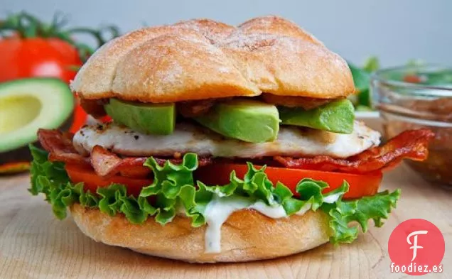 Sándwich de Pollo a la Parrilla con Aguacate y Cebolla Caramelizada con Chipotle