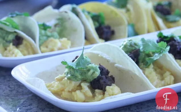 Huevos Rancheros Individuales Con Frijoles Negros Chipotle Y Crema