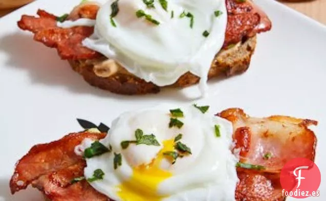 Huevo Escalfado sobre Tostadas con Mayonesa de Chipotle, Tocino y Aguacate