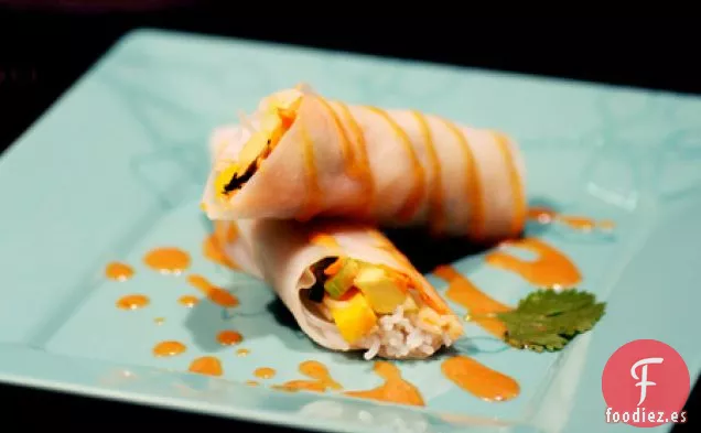 Rollitos De Primavera De Mango Y Aguacate Con Salsa De Maní