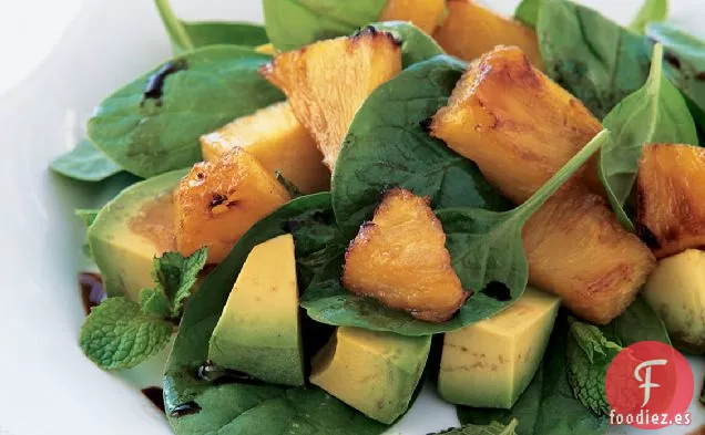 Ensalada de Piña Asada y Aguacate