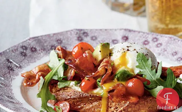 BLT Benedict con Salsa de Tomate y Aguacate
