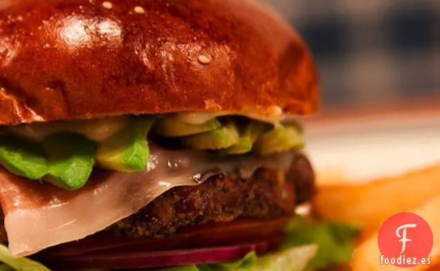 Hamburguesas Rellenas de Aguacate y Queso Azul