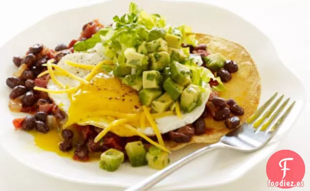 Huevos Rancheros Con Salsa De Frijoles Negros Chipotle Y Salsa De Aguacate