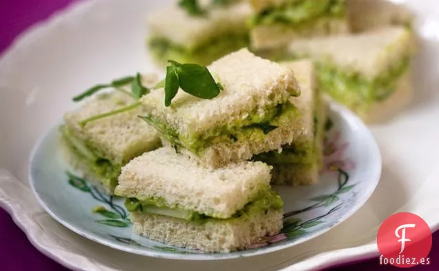 Sándwiches De Té De Pepino Y Aguacate Con Eneldo y Menta