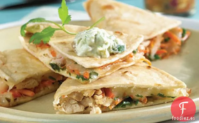 Quesadillas de Pollo con Salsa de Frutas y Crema de Aguacate