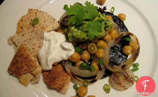 Filete De Champiñones Portobello Con Frijoles Garbanzos y Salsa de Aguacate