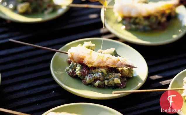 Brochetas de Camarones con Ensalada de Aguacate y Cilantro