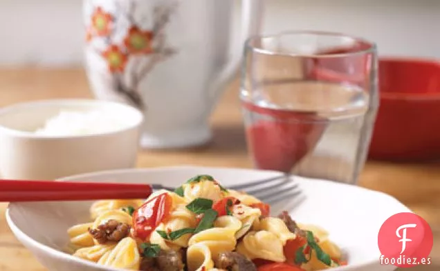 Pasta con Salchicha y Pimiento Rojo