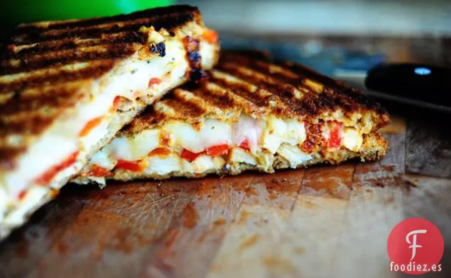 Panini de Pollo a la Parrilla y Pimiento Rojo Asado