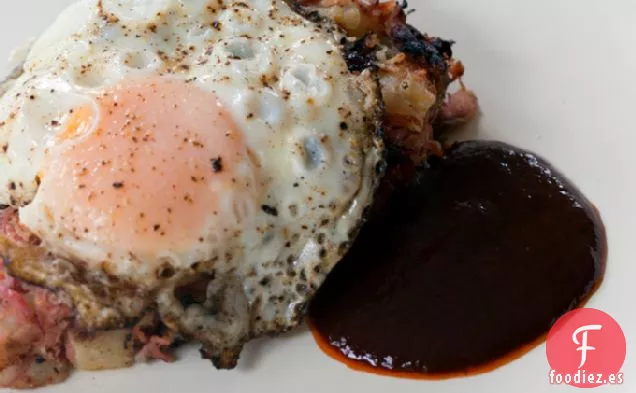 Hachís De Carne En Conserva Con Huevos y Salsa de Tomate de Pimiento Rojo Asado
