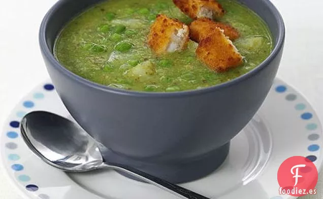 Sopa de guisantes y pesto con croûtons de dedos de pescado