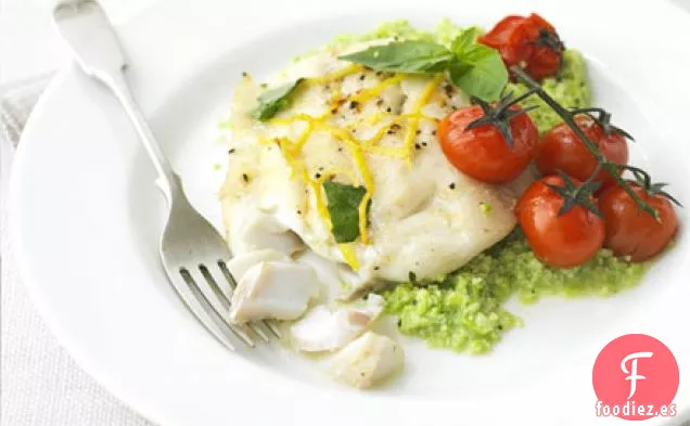 Bacalao al limón con puré de frijoles de albahaca