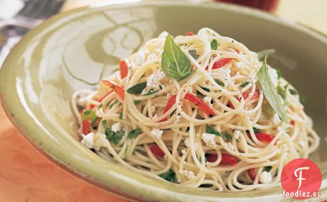 Pasta Mixta De Hierbas Con Pimientos Rojos Y Queso Feta