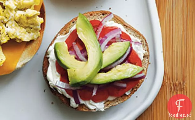 Bagel de Queso Crema, Tomate, Cebolla Roja y Aguacate