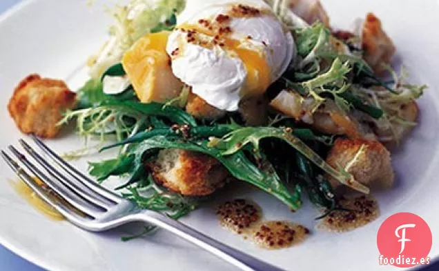 Ensalada de eglefino ahumado con huevos escalfados y croûtons