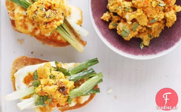 Bruschetta de cebolleta y halloumi con salsa de zanahoria y azafrán