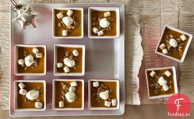 Sabrosa Sopa de Pastel de Calabaza con Malvaviscos de Canela, Pepita Streusel y Crème Fraîche Batida