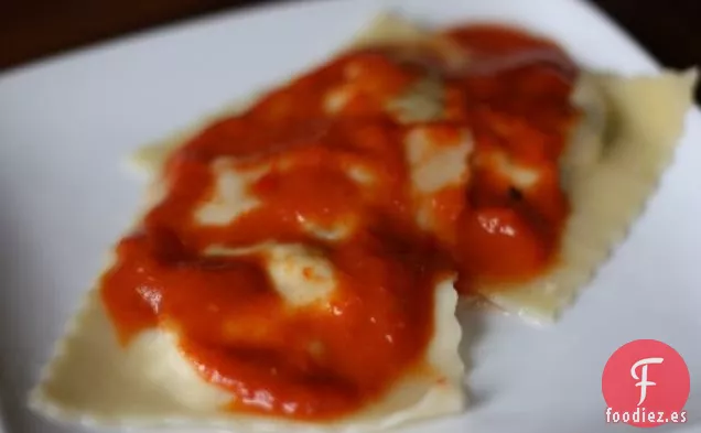 Ravioles De Queso De Cabra Con Salsa De Pimiento Rojo Asado