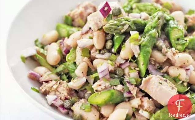 Ensalada de atún, espárragos y frijoles blancos
