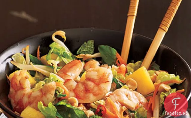 Ensalada de Camarones de Lima con Brotes de Soja y Albahaca Tailandesa