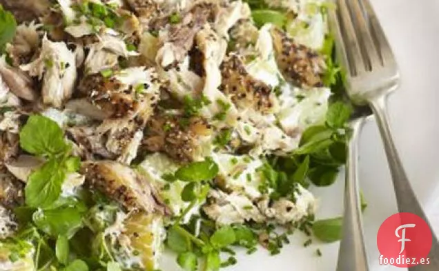 Ensalada de caballa con pimienta, patata nueva y berros