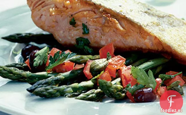 Pescado de piel crujiente con espárragos