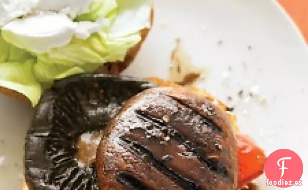 Hamburguesas Balsámicas De Portobello Con Pimiento Morrón Y Queso De Cabra