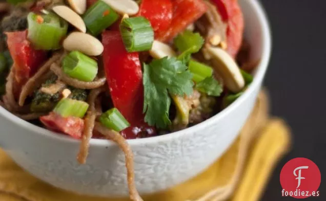 Fideos Soba De Maní Con Brócoli Y Pimiento Rojo