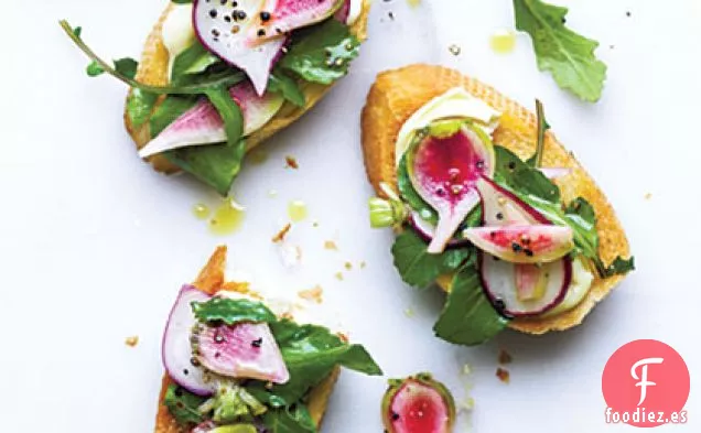 Crostini de Rábano y Rúcula con Brie
