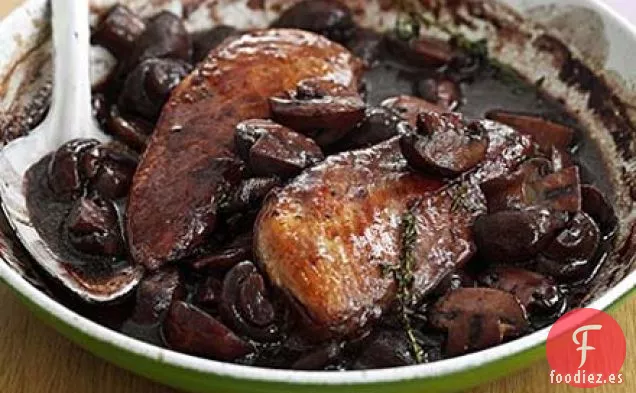 Pollo con vino y champiñones
