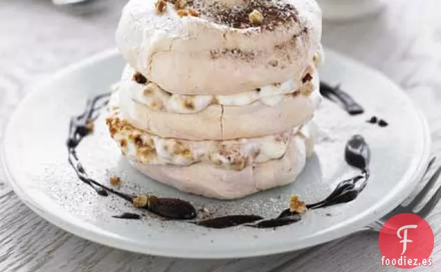 Merengues de avellanas con praliné de avellanas y salsa de chocolate