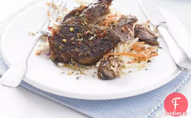 Chuletas de cerdo con costra de hinojo y ensalada de apio de invierno