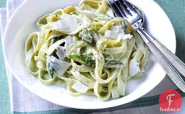 Pasta con crema de espárragos