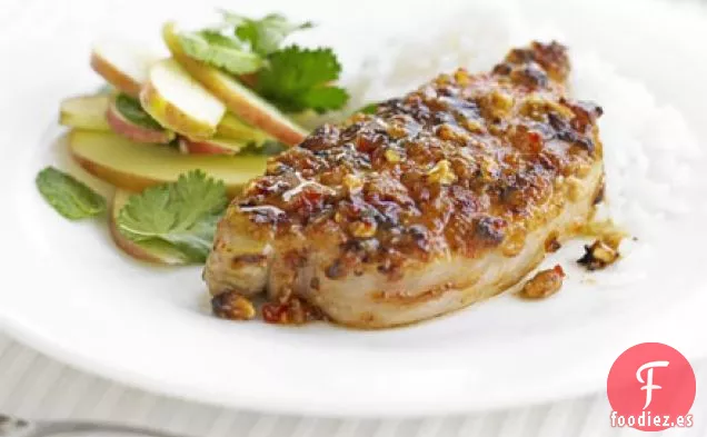 Cerdo Satay con ensalada de manzana crujiente